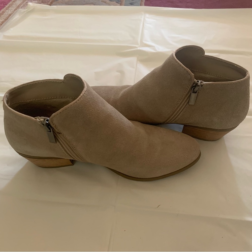 CROWN VINTAGE beige suede booties - Picture 6 of 8